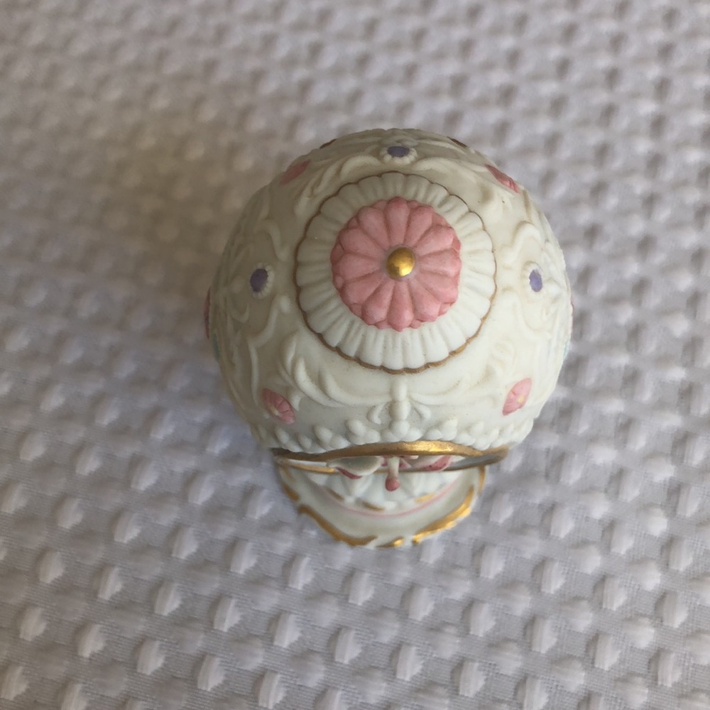 Vintage Lenox Lily Blossom Egg 1990 with stand. - Picture 5 of 10